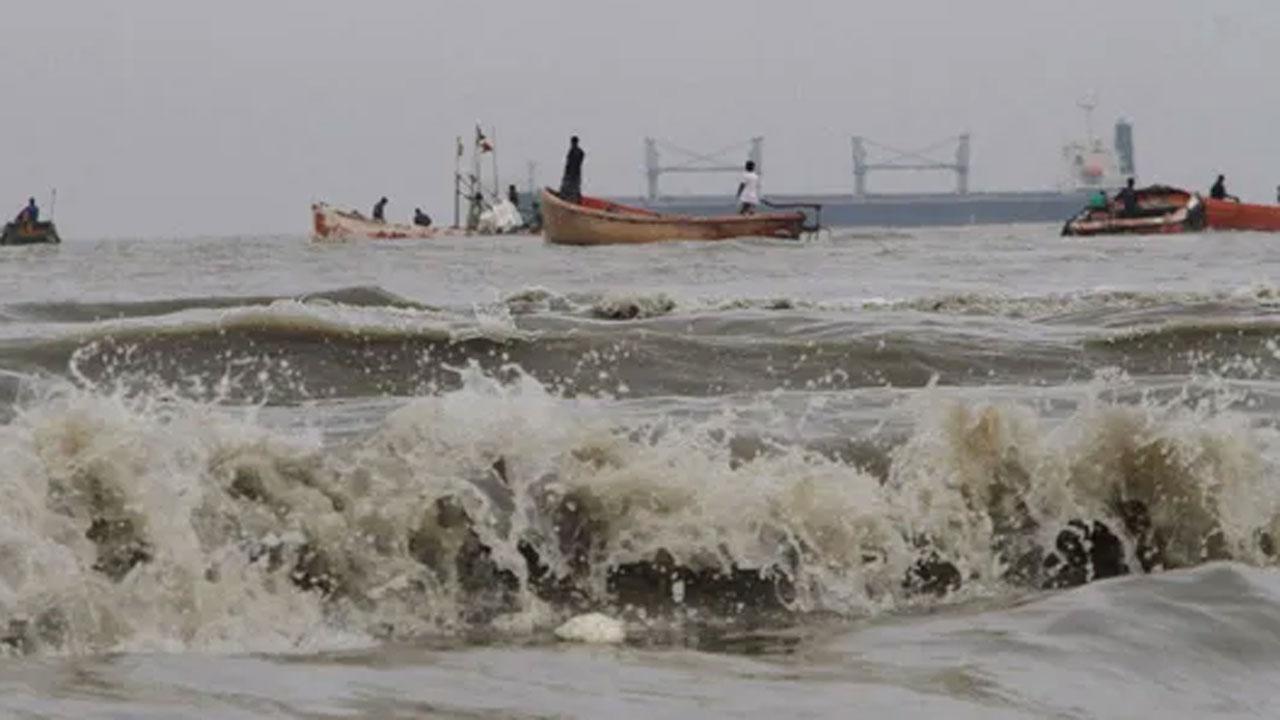 উপকূলে ঝোড়ো হাওয়ার সঙ্গে বৃষ্টি, সাগর উত্তাল